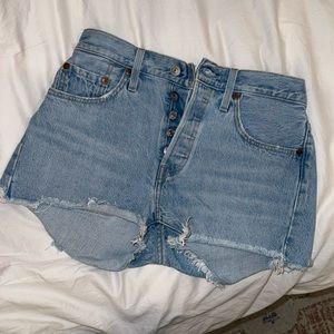 Women’s Levi’s denim light wash shorts